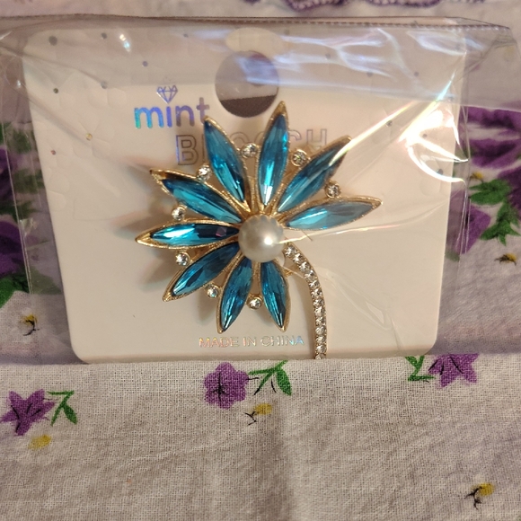 Mint Jewelry - Mint Teal Flower Brooch with Pearl Center